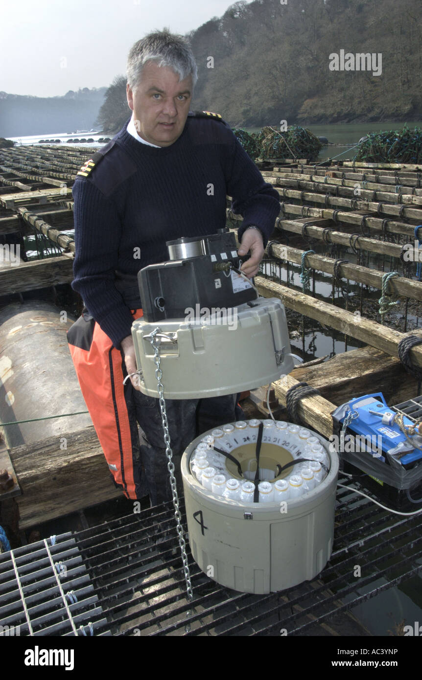 Garry Cooper Port Health Officer bei Falmouth Docks Kontrollen Wasser Qualität Monitering Equipment an der Fal-Mündung Cornwall England Stockfoto