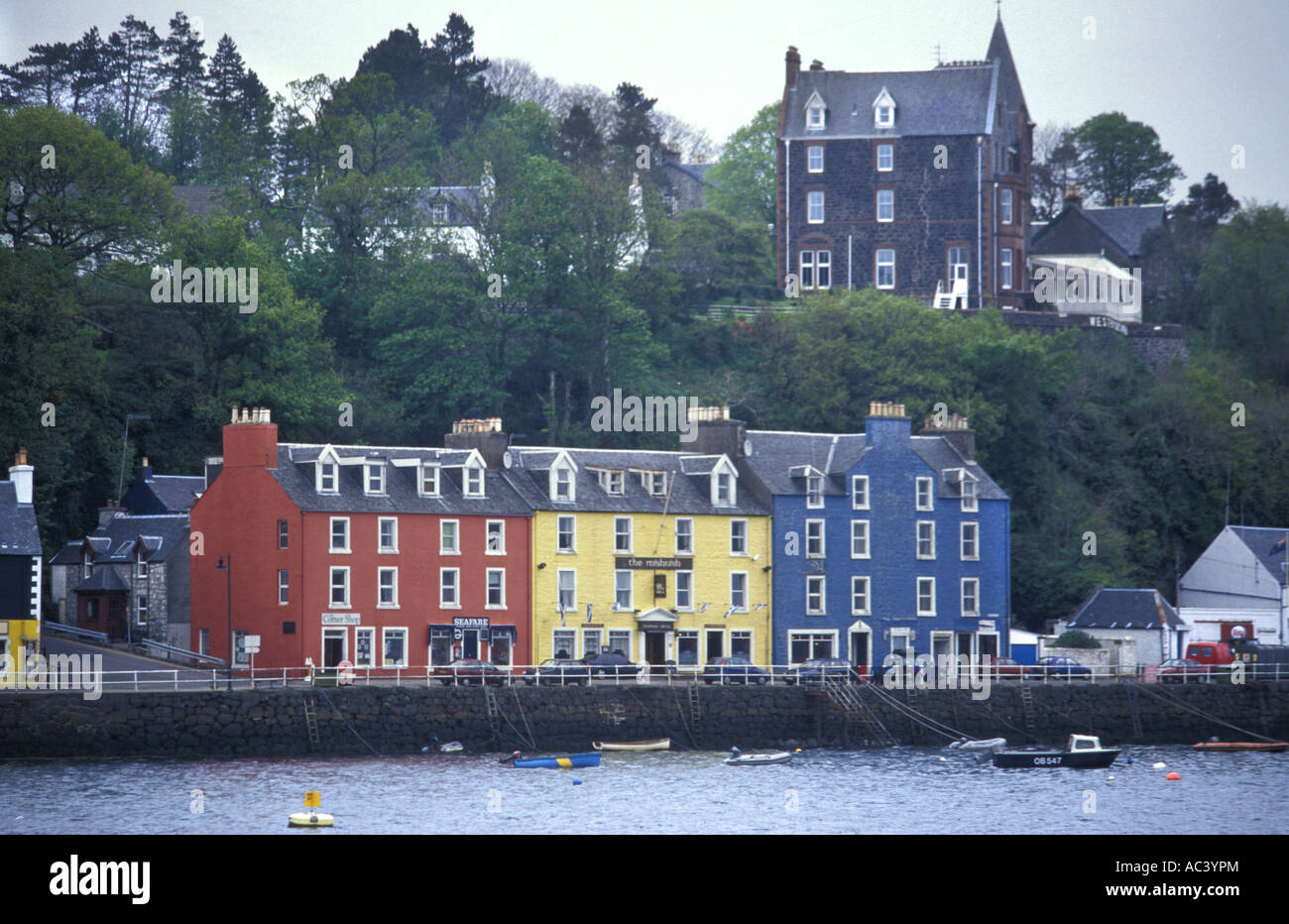 Bunt bemalten Häusern in Tobermory Hafens auf der Isle of Mull Inner Hebridies Schottland Stockfoto