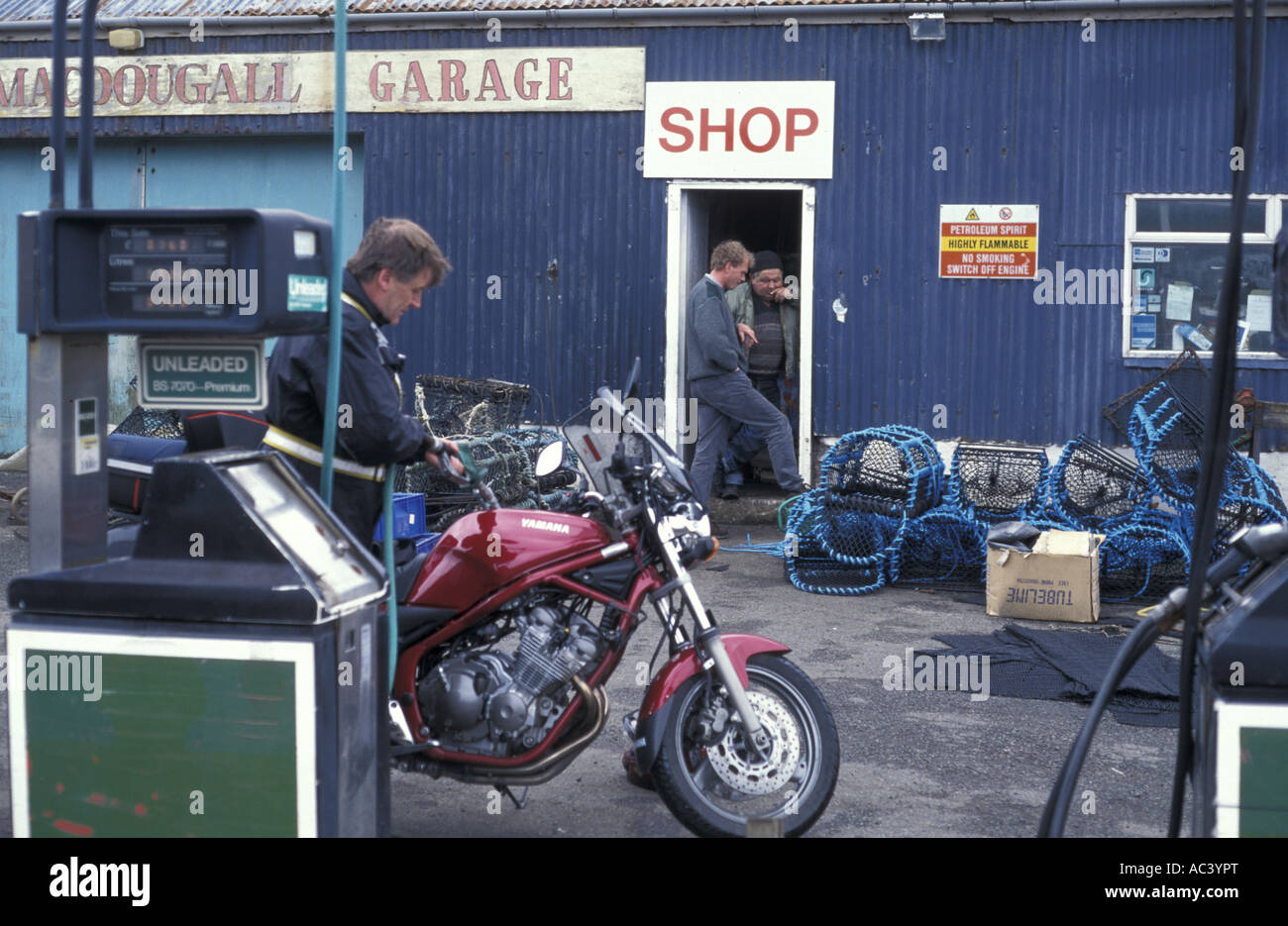 Kauf von Kraftstoff für ein Motorrad in einem ländlichen Tankstelle Parkhaus auf der Isle of Mull Inner Hebridies Schottland Stockfoto