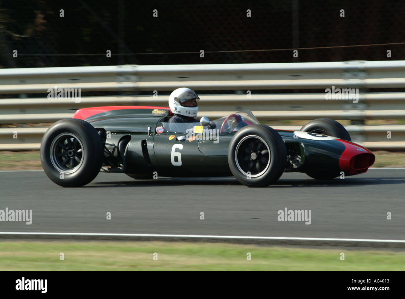 Cooper T 53 Grand Prix Rennwagen in Oulton Park Rennstrecke Tarporley Cheshire England Vereinigtes Königreich Großbritannien Stockfoto