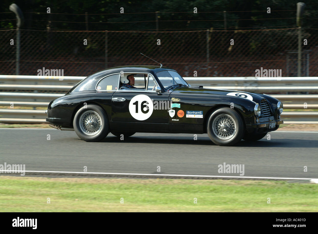 Aston Martin DB2-Sportwagen in Oulton Park Rennstrecke Tarprley Cheshire England Vereinigtes Königreich Großbritannien Stockfoto