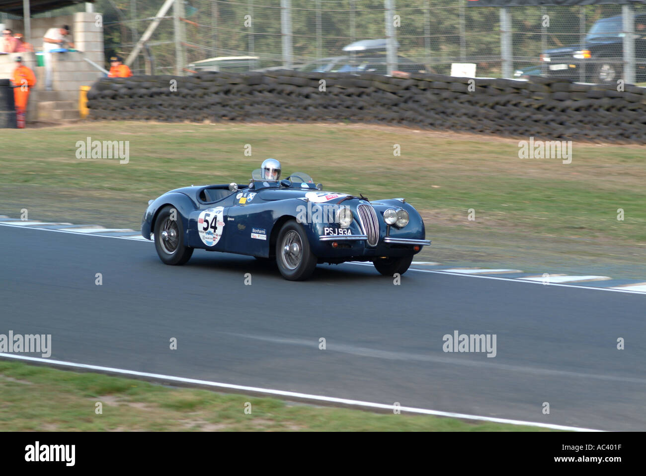 Jaguar XK 120 Sportwagen in Oulton Park Rennstrecke Tarporley Cheshire England Vereinigtes Königreich Großbritannien Stockfoto