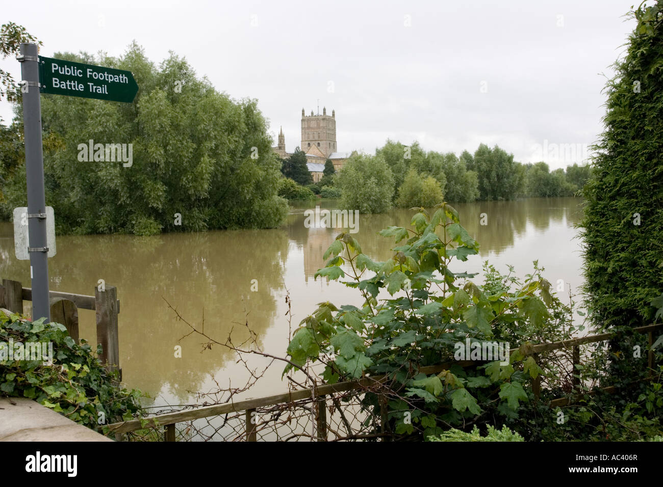 Wanderweg-Zeichen von überfluteten Feldern rund um Tewkesbury Abbey Gloucestershire UK Stockfoto