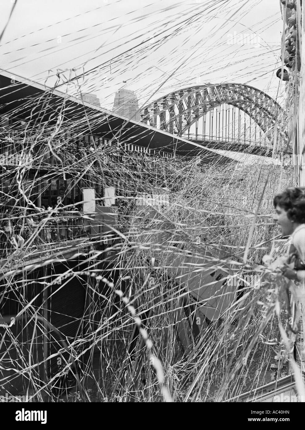 Massen der Streamer fliegen als alte Besuch Liner ss Arcadia dockt am Circular Quay in der Nähe von Sydney Bridge, New South Wales, Australien 1966 Stockfoto