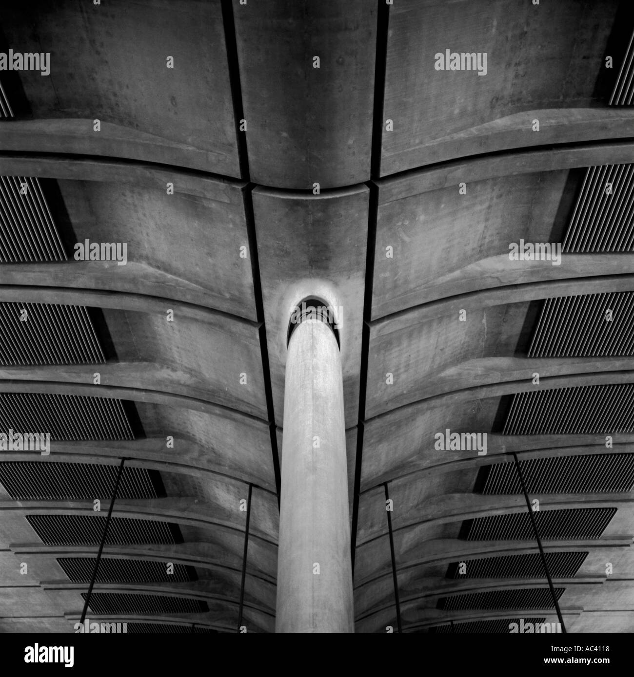 Decke des Canary Wharf Tube Station in London Stockfoto
