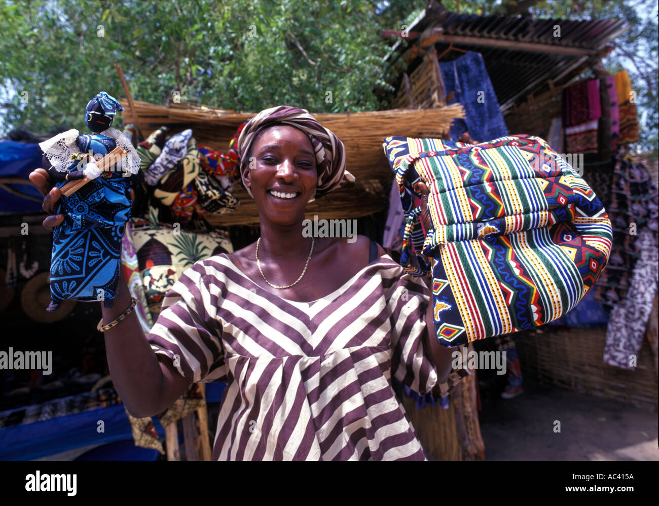 Markt-Händler hält ihre waren im Senegal-Afrika Stockfoto