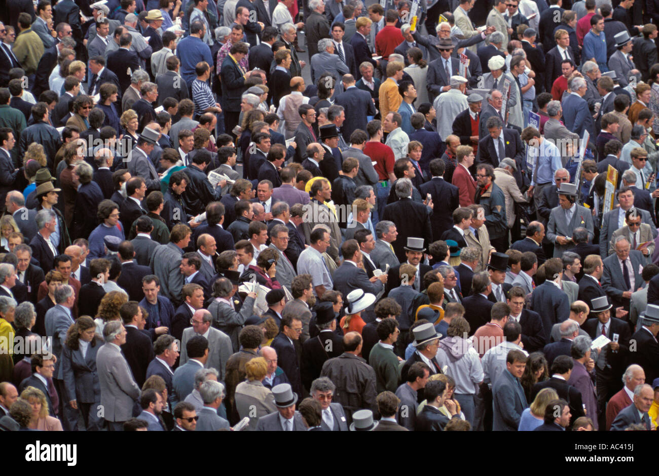 Menschenmenge gemischt gemischt Geschlecht, Rasse, Alter, Buchmacher, Männer mit spitze Hüte, wetten Ring, Epsom Rennen, Derby Tag 1995, Epsom, Surrey, Großbritannien Stockfoto