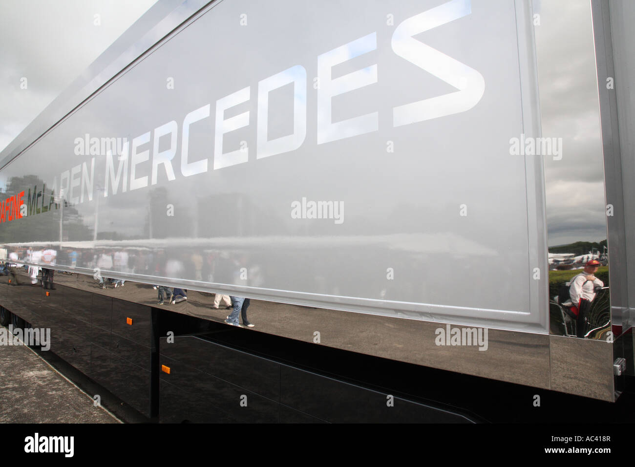Reflexionen in einem Vodafone Mclaren Mercedes F1-Transporter, Festival Of Speed in Goodwood 2007, Goodwood, West Sussex, England. Stockfoto