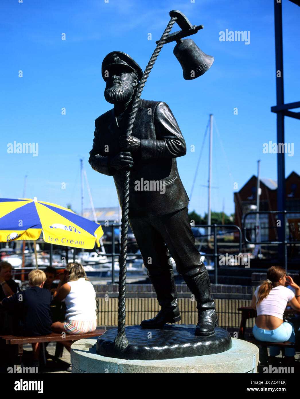 Statue von Captain cat ein Zeichen von Dylan Thomas s Spiel unter Milch Holz Swansea maritime Viertel Swansea Glamorgan Stockfoto