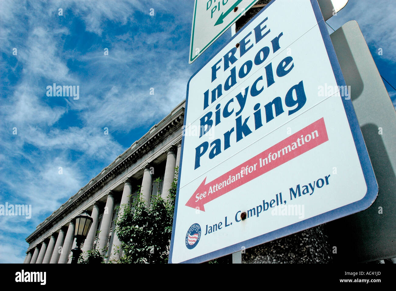 Kostenlose Indoor Fahrrad Parkplatz Schild am öffentlichen Stadtparkgebäude ist innen für die sichere Aufbewahrung von Fahrrädern in Cleveland, Ohio Stockfoto