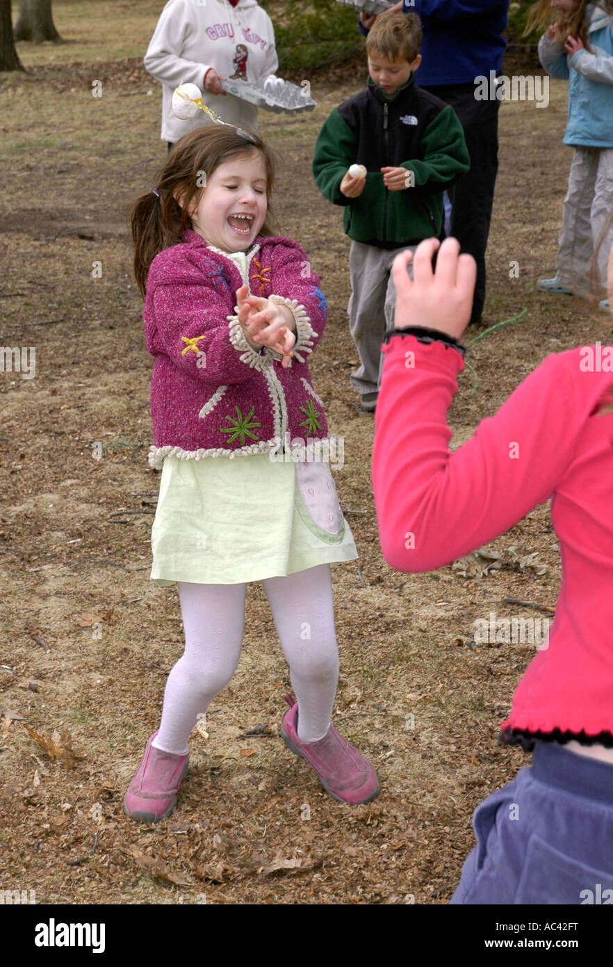 New Haven, CT. Girl verliert Ei werfen während Easter Egg Hunt Party im Edgerton Park. Stockfoto