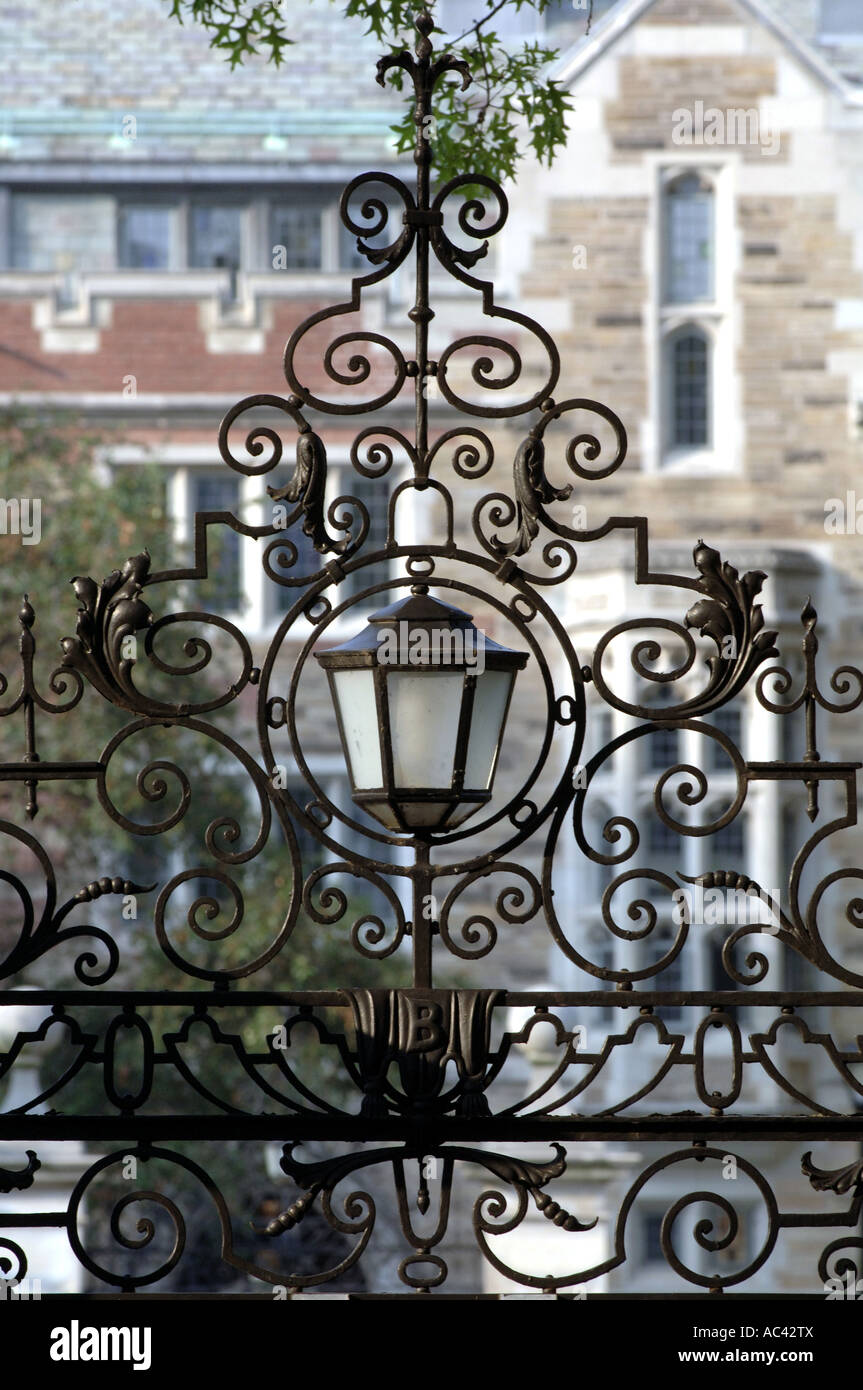 New Haven, CT. Yale Universität Metall Tor am Eingang zum Berkeley Wohnhochschule. Stockfoto