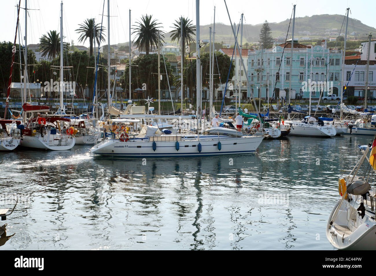 Eine Yacht kommt ins Moor, Horta Marina, die Azoren Stockfoto