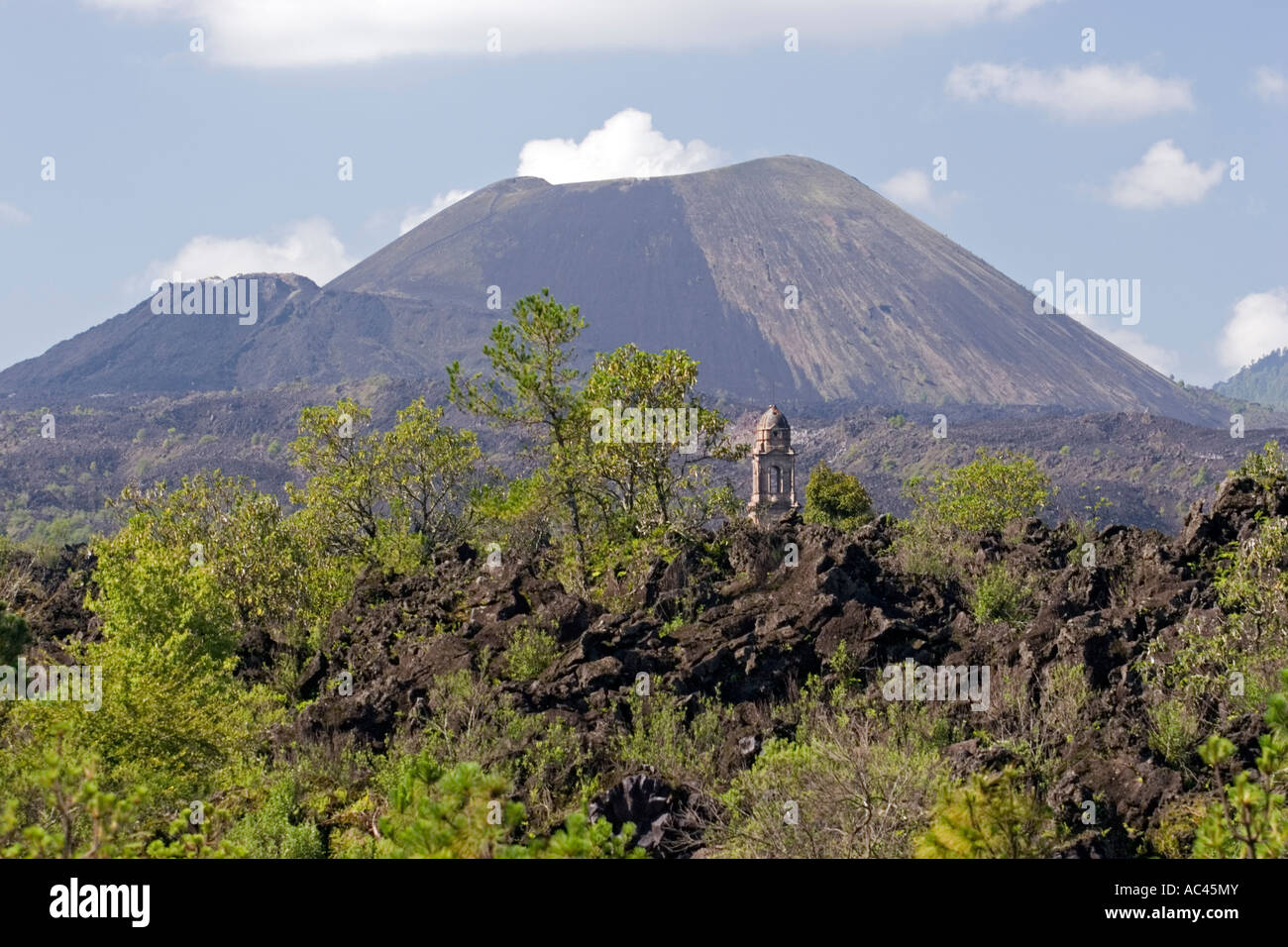 Die Ruinen der Kirche San Juan Parangaricutiro (Mexiko). Ruines de l'Église de San Juan Parangaricutiro (Mexiko). Stockfoto