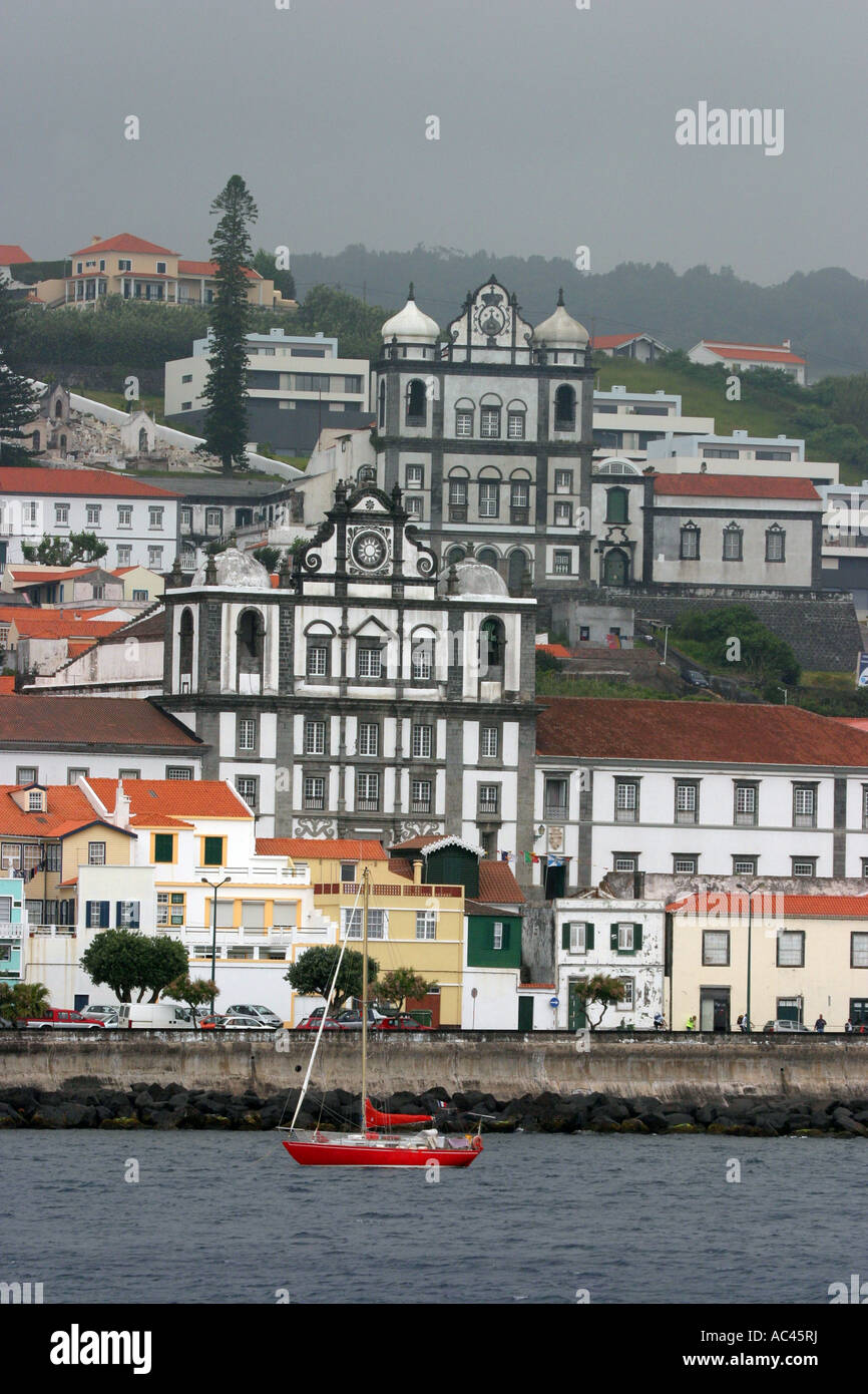 Die Stadt Horta auf der Insel Faial, gesehen vom Atlantischen Ozean, den Azoren Stockfoto