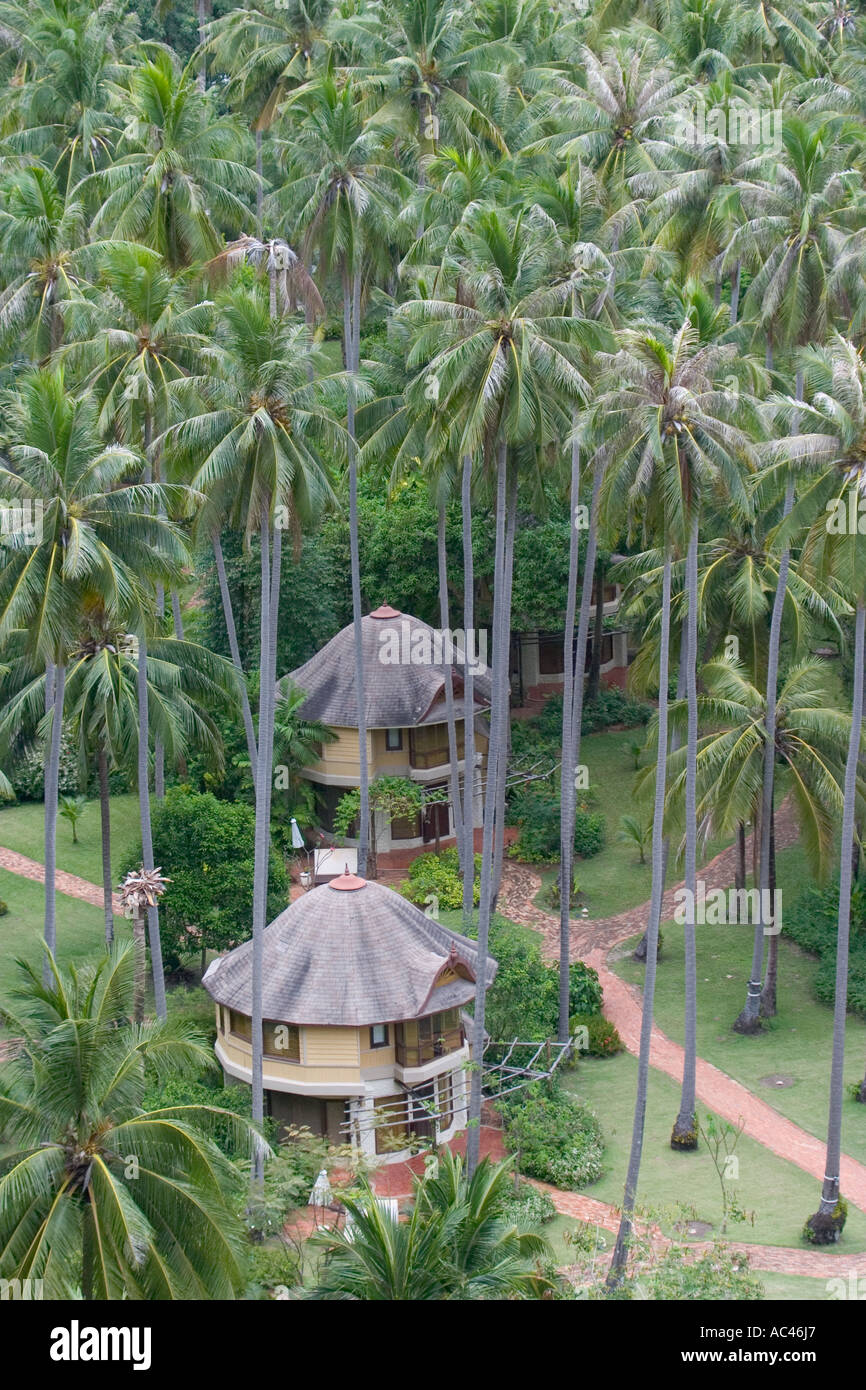 Luftbild Dusit Resort Rai Lai Beach Thailand zeigt Luxusbungalows Hain Kokosnuss Palmen Rayavadee Premier Resort Krabi Stockfoto
