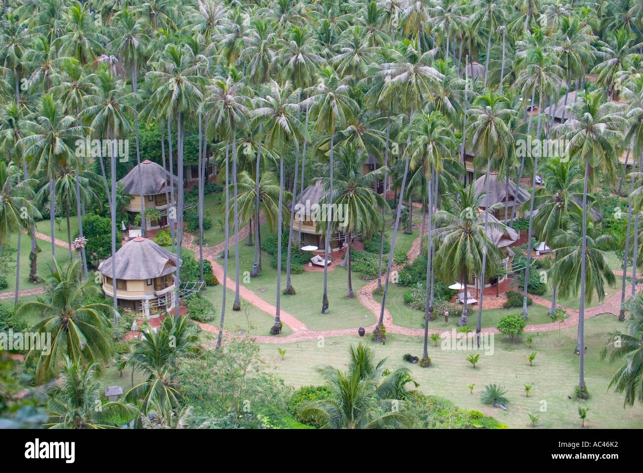 Luftbild Dusit Resort Rai Lai Beach Thailand zeigt Luxusbungalows Hain Kokosnuss Palmen Rayavadee Premier Resort Krabi Stockfoto