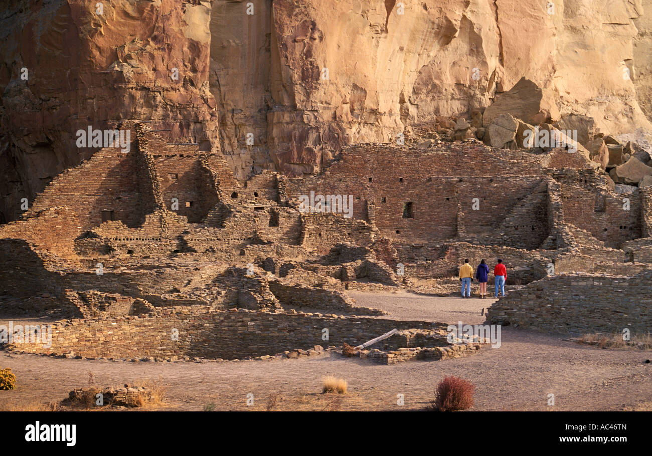 Besucher im Pueblo Bonito Chaco Culture National Historical Park New mexico Stockfoto