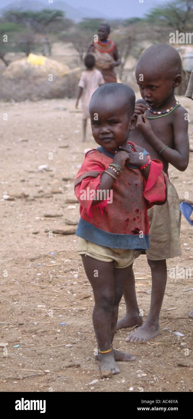 Kenia Ostafrika Samburu Kinder in zerlumpten Kleidern Stockfoto