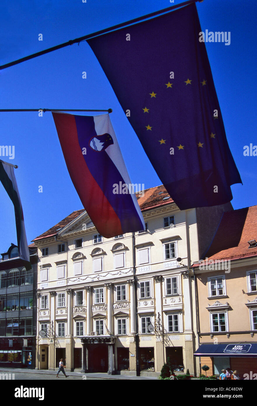Slowenien, Ljubljana - ein Blick auf die Paläste vor Mestna Hiša, Magistrat, Rathaus mit europäischen und slowenische Flaggen Stockfoto