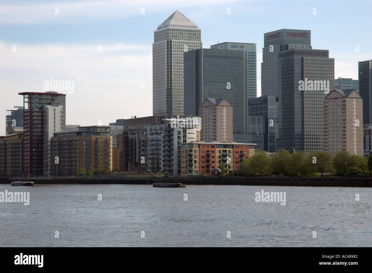 Docklands Wolkenkratzer angesehen von Surrey Docks in Rotherhithe London UK Stockfoto