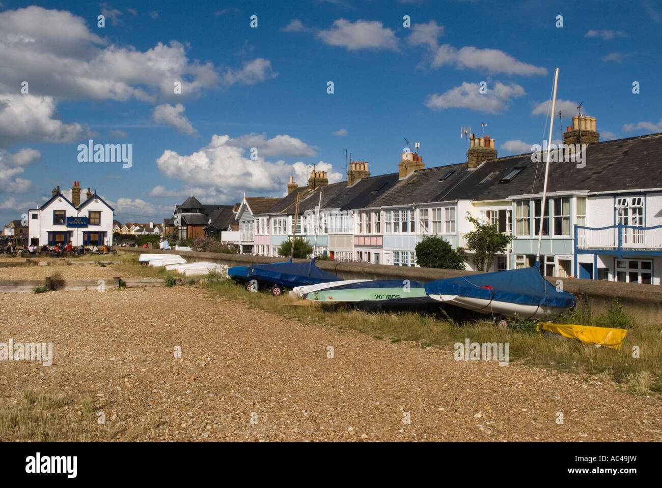 Whitstable Beach Houses entlang der Vorderhäuser blicken auf den Strand und das Meer. Kent England 2007 2000er Jahre HOMER SYKES Stockfoto