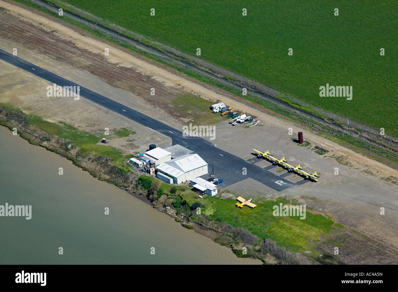 Antenne über dem San Joaquin Valley, California Ernte Abstauben Flughafen Streifen; eingeschränkte Privatflugplatz mit Ag-Katzen Stockfoto