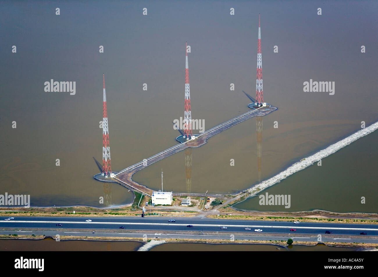 KIQI KABL KDIA Funkübertragung Türme an der interstate i-80 auf Rampe an der Bucht von San Francisco Bay bridge Stockfoto