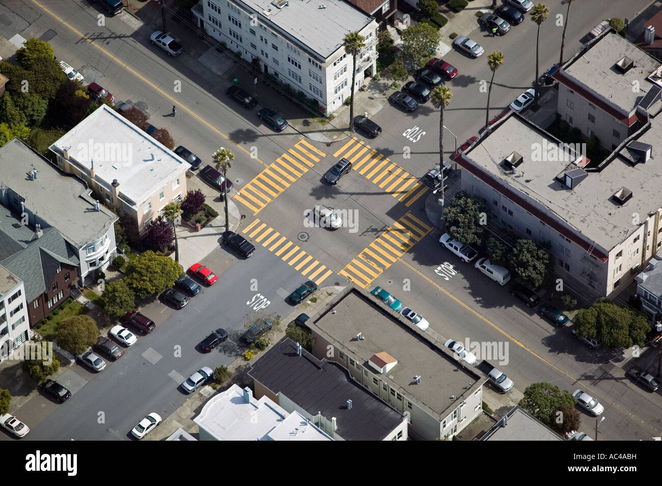 Luftaufnahme über vier Weg städtischen Kreuzung San Francisco, Kalifornien Stockfoto