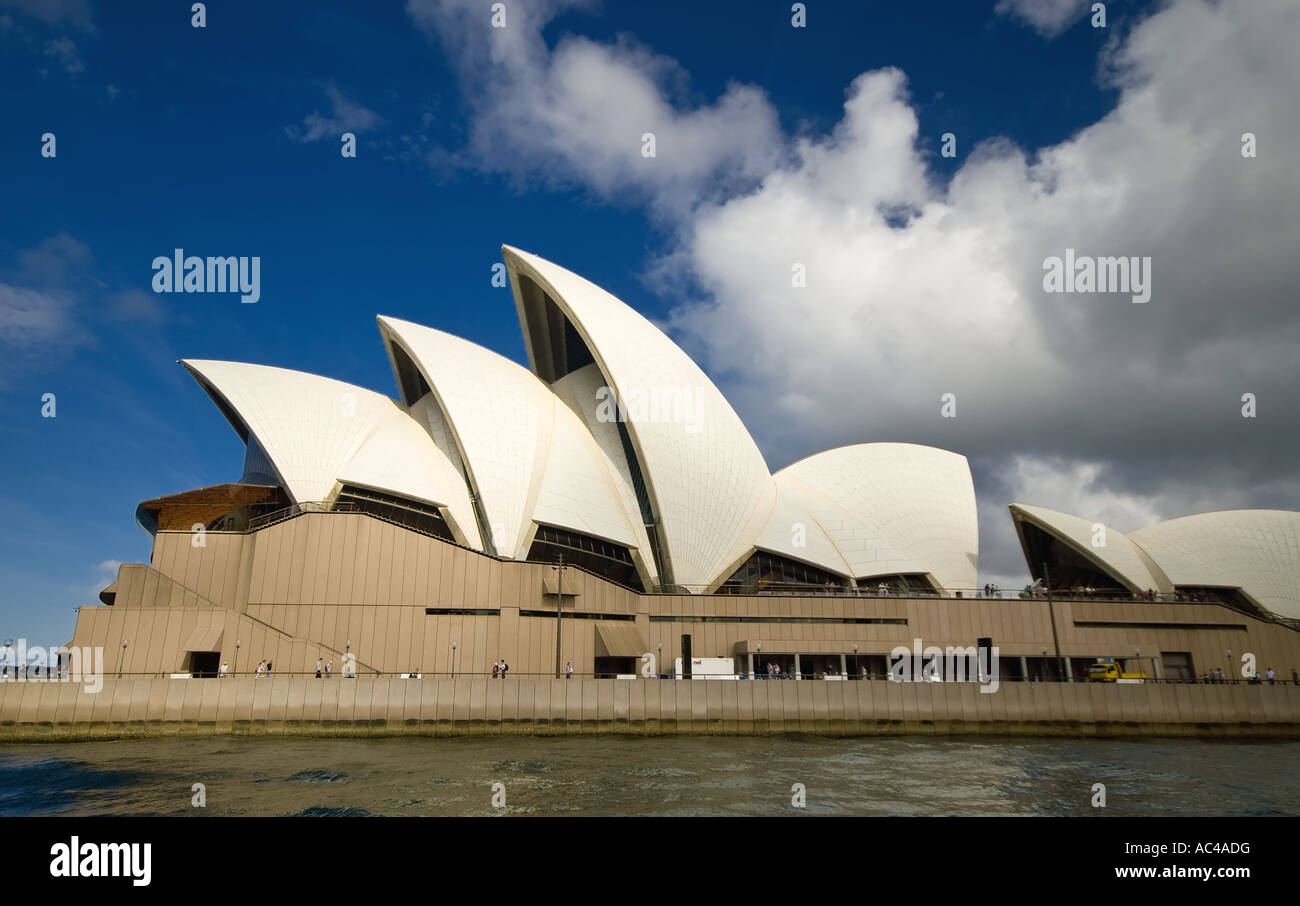 Sydney Opera House Sydney // SYDNEY, Australien – das Sydney Opera House befindet sich am Bennelong Point am Hafen von Sydney, von der westlichen Uferseite aus gesehen. Der Veranstaltungsort für darstellende Künste, entworfen vom dänischen Architekten Jørn Utzon, wurde 1973 eröffnet und gehört zum UNESCO-Weltkulturerbe. Das Opernhaus beherbergt mehrere Aufführungsorte, darunter die Concert Hall, das Joan Sutherland Theatre und mehrere kleinere Theater und Studios. Das unverwechselbare schalenförmige Design des Gebäudes hat es zu einem der bekanntesten architektonischen Wahrzeichen der Welt gemacht. Hafen von Sydney, auch bekannt als Port Jackson, Stockfoto