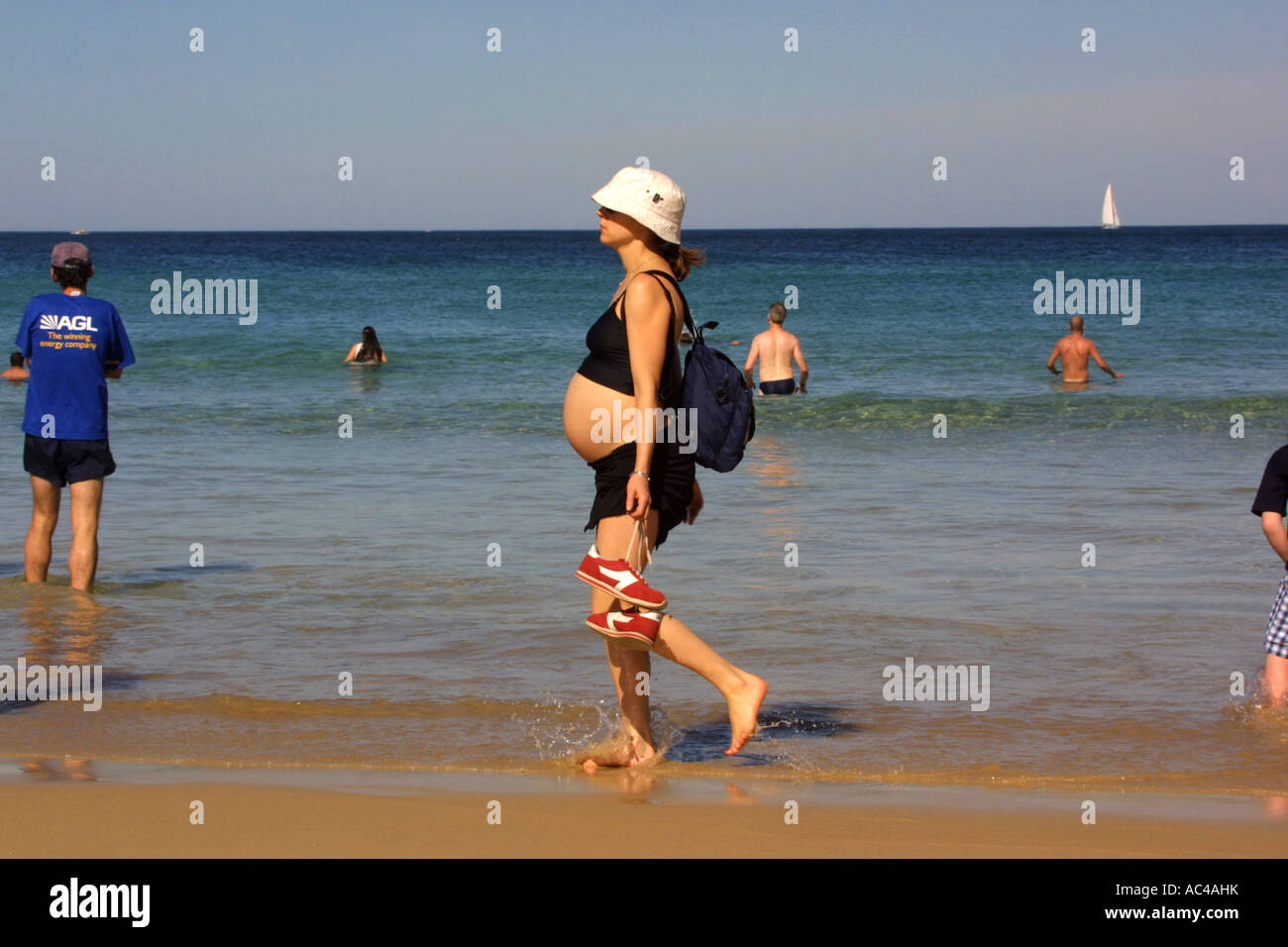 Schwangere Frau Spaziergänge am Strand von Bondi Sydney Australia Stockfoto