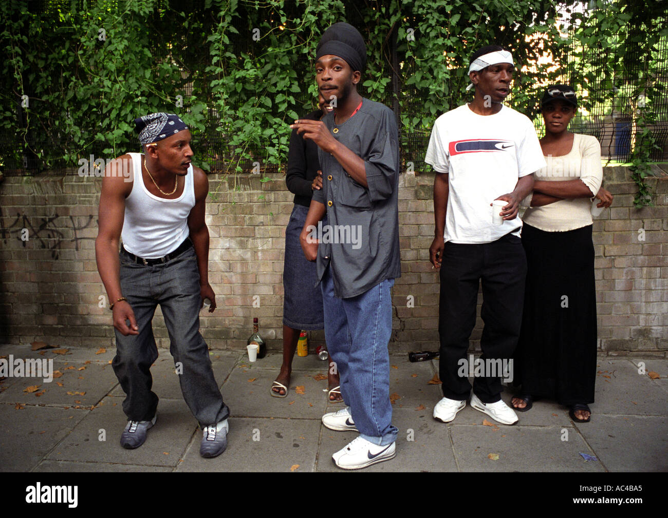 Gruppe von jungen asiatischen Afro-Karibischen herumalbern auf der Straße. Stockfoto