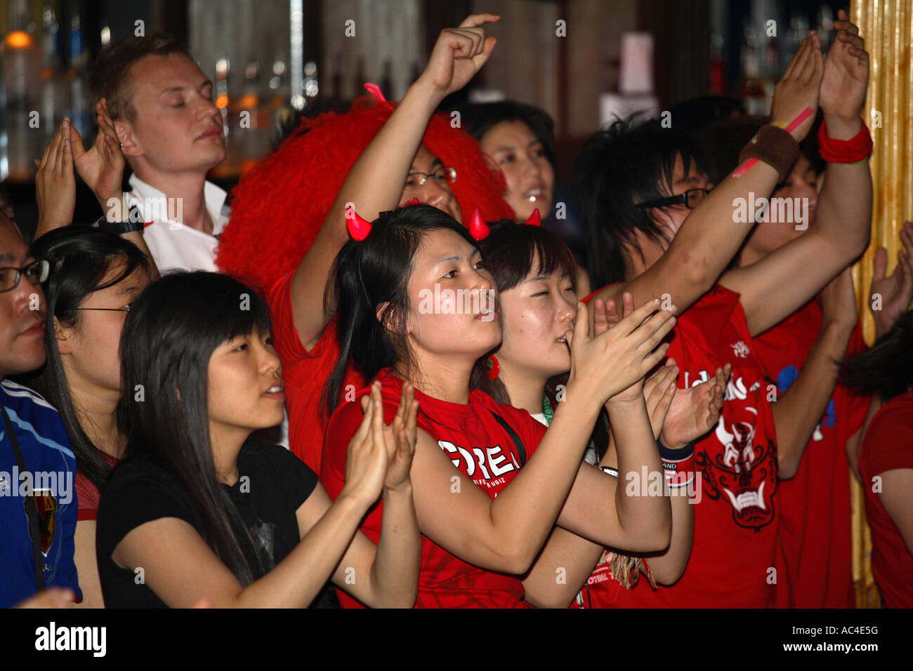 South Korea (Republik) Fans beobachten 2006 World Cup Finals gezogen Spiel Vs Frankreich, Cafe de Paris, London Stockfoto