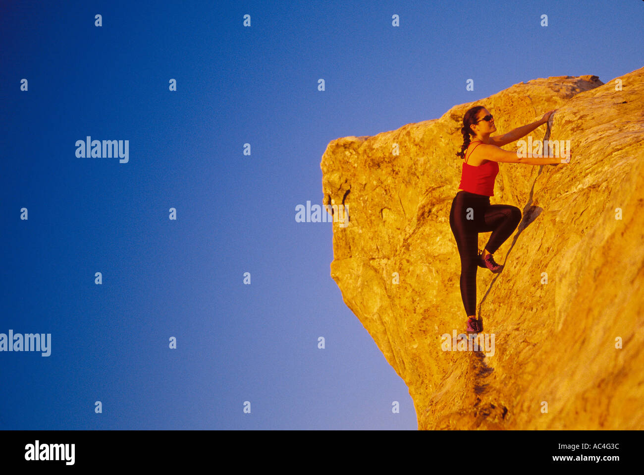 weibliche Kletterer Bouldern im Eidechsen Mund Santa Barbara Kalifornien Stockfoto