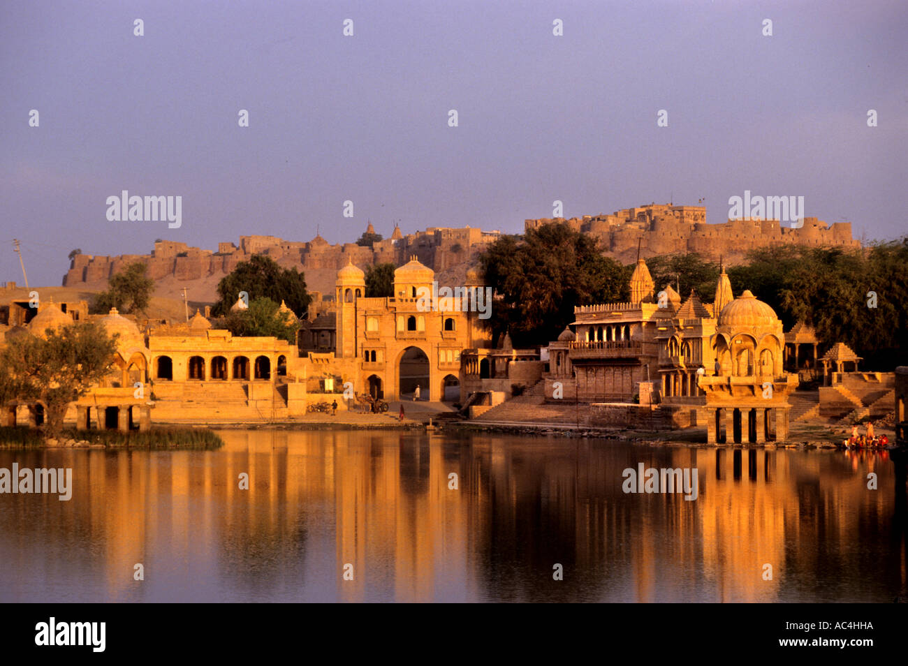 Indien Rajasthan Jaisalmer Asien Stadt Fort mit Blick auf Gadi Sagar und Thilon-Ki-Pol in der Morgendämmerung, Morgensonne rot Wasser See Stockfoto