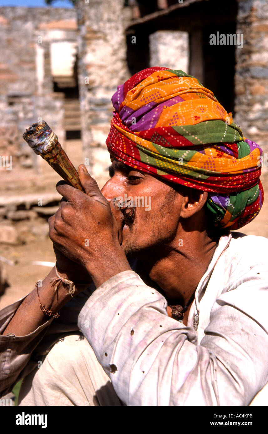 Indien Rajasthan Hash Haschisch rauchen Pfeife Mann Droge Stockfoto