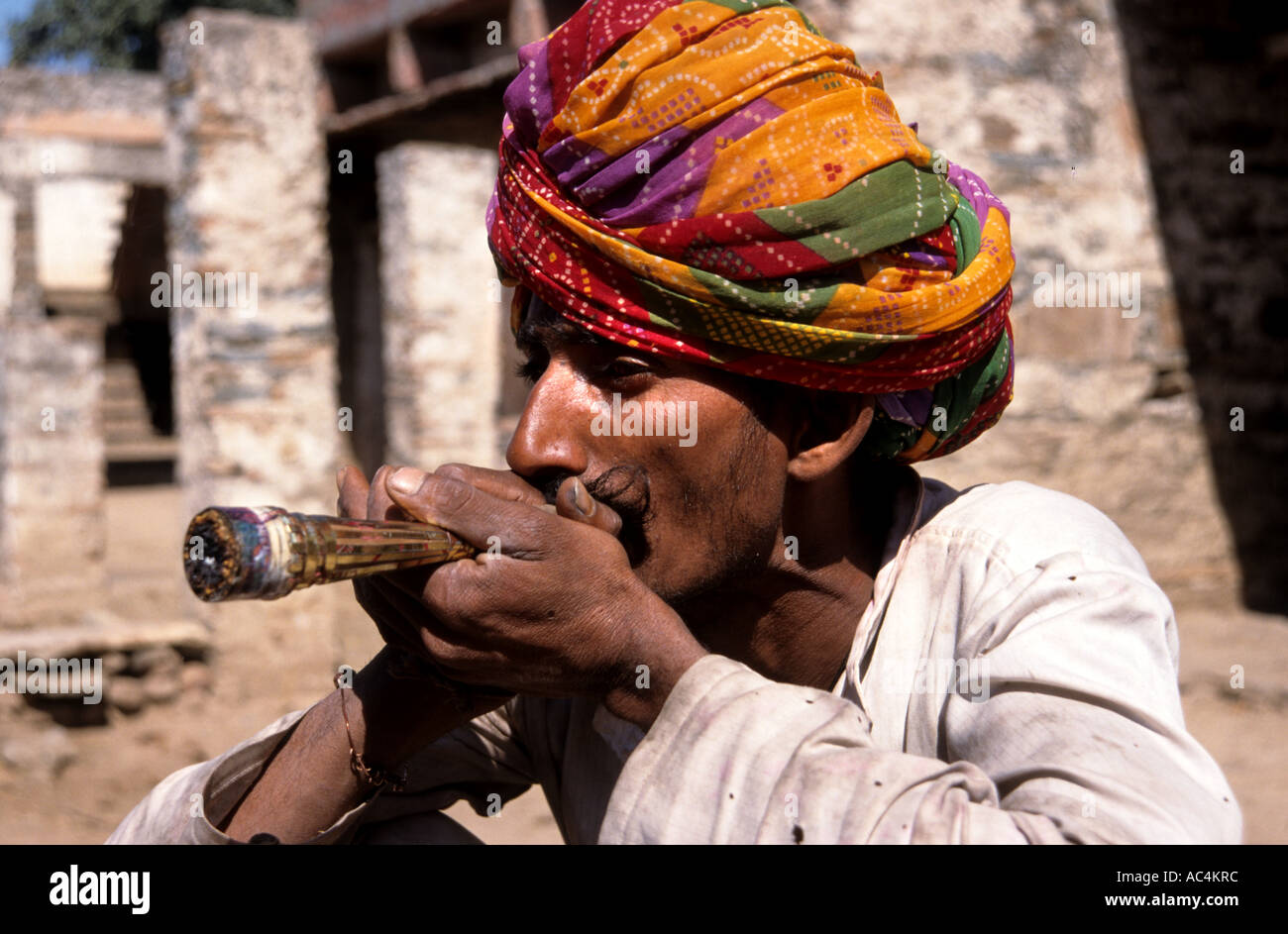 Indien Rajasthan Hash Haschisch rauchen Pfeife Mann Droge Stockfoto