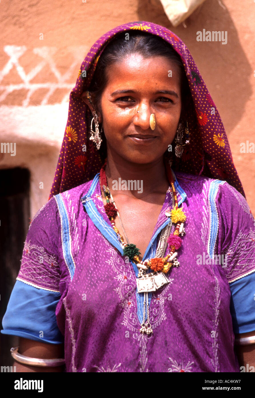 Schöne junge Frau in einen Sari Indien Rajasthan Jaisalmer Frau Womans Juwel Jewelled Kleidung Schmuck Schmuck Gold, goldene Stockfoto