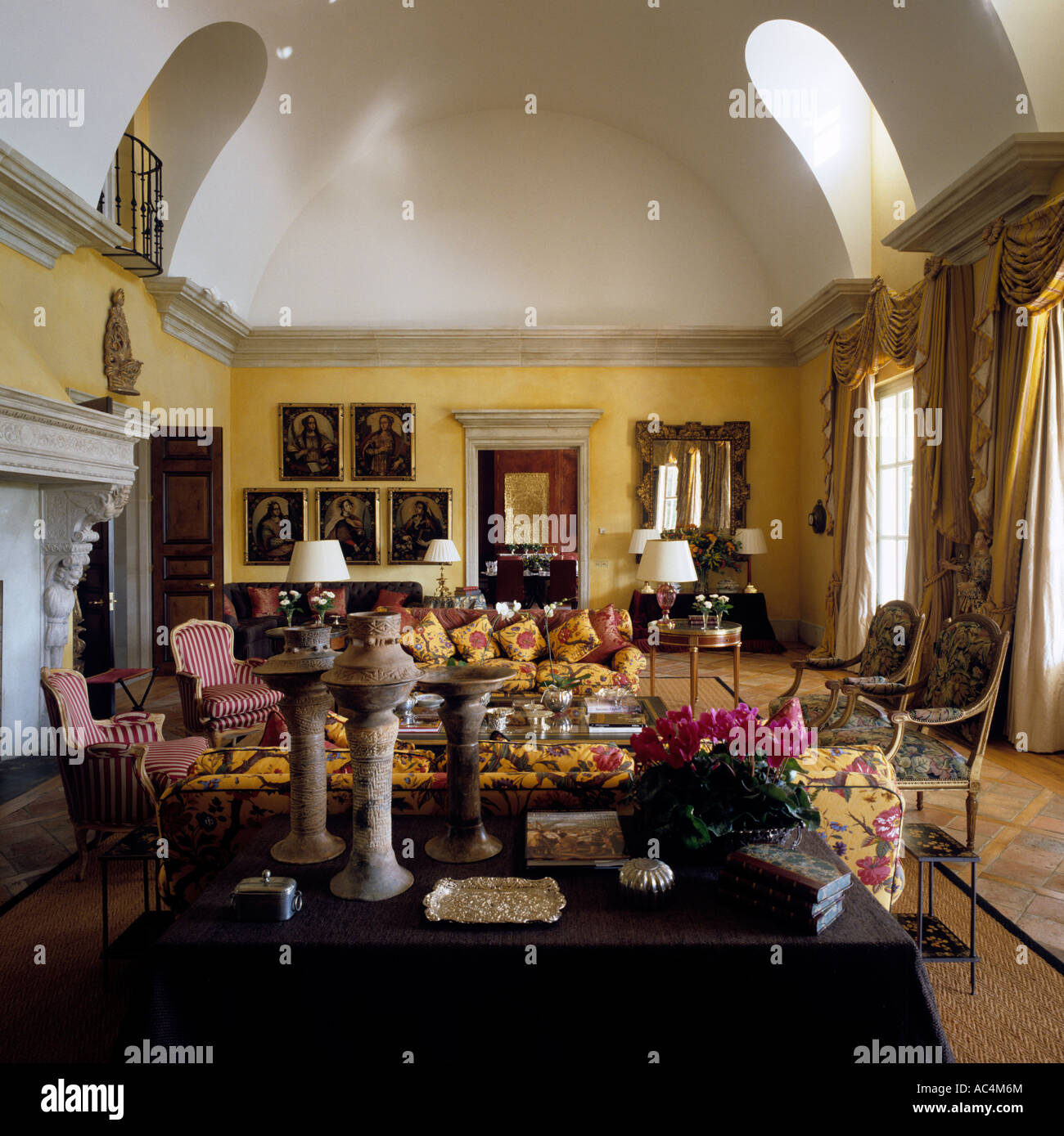 Großer Salon mit gewölbten Oberlicht im spanischen Kolonialstil-villa Stockfoto