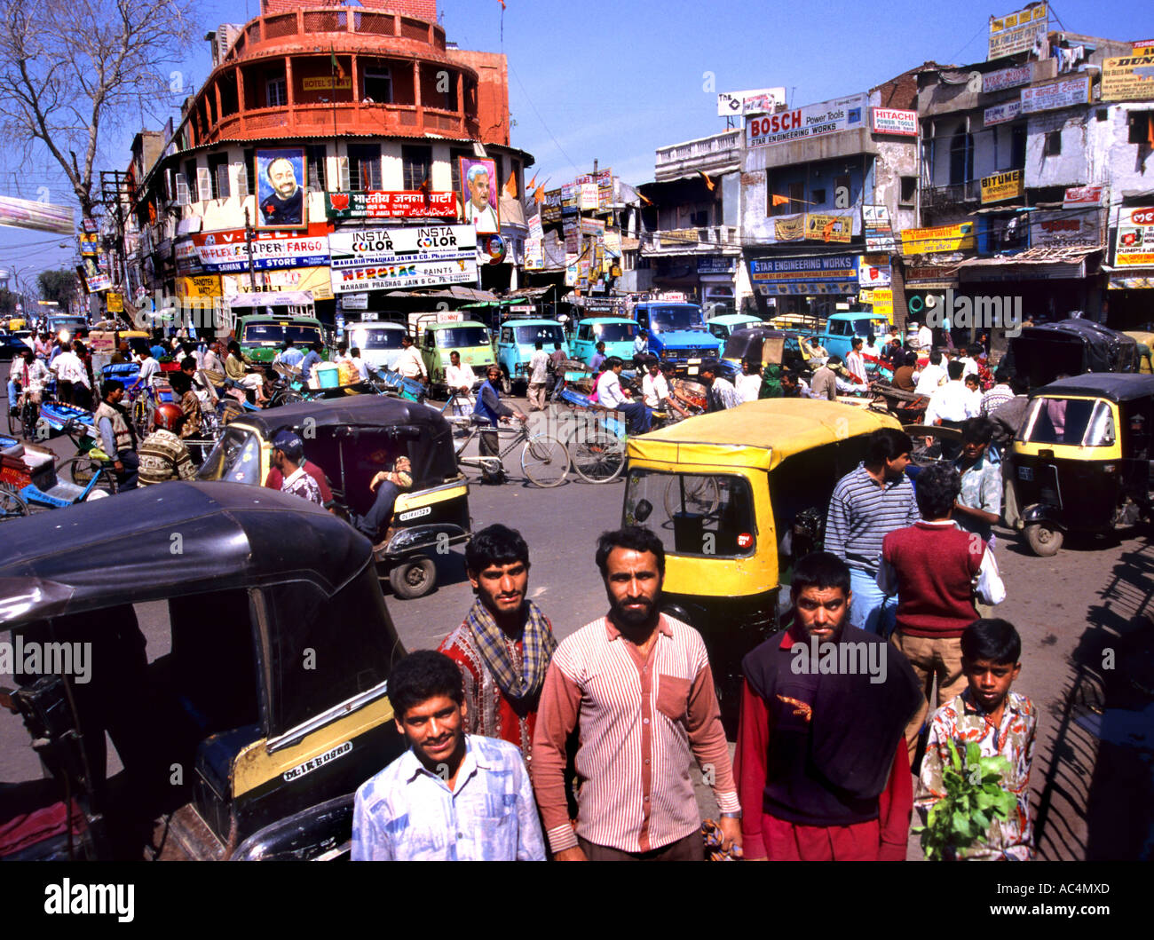 Alt-Delhi Indien Verkehr beschäftigt Shop Marktleute Stockfoto