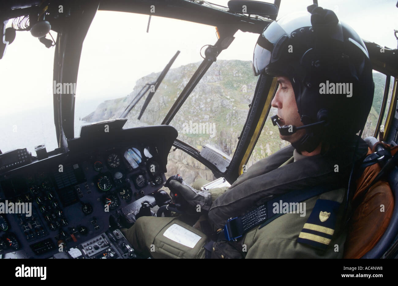 Hubschrauber-Pilot in Royal Navy Such- und Rettungsaktionen Übung auf Cornish Klippen, Stockfoto