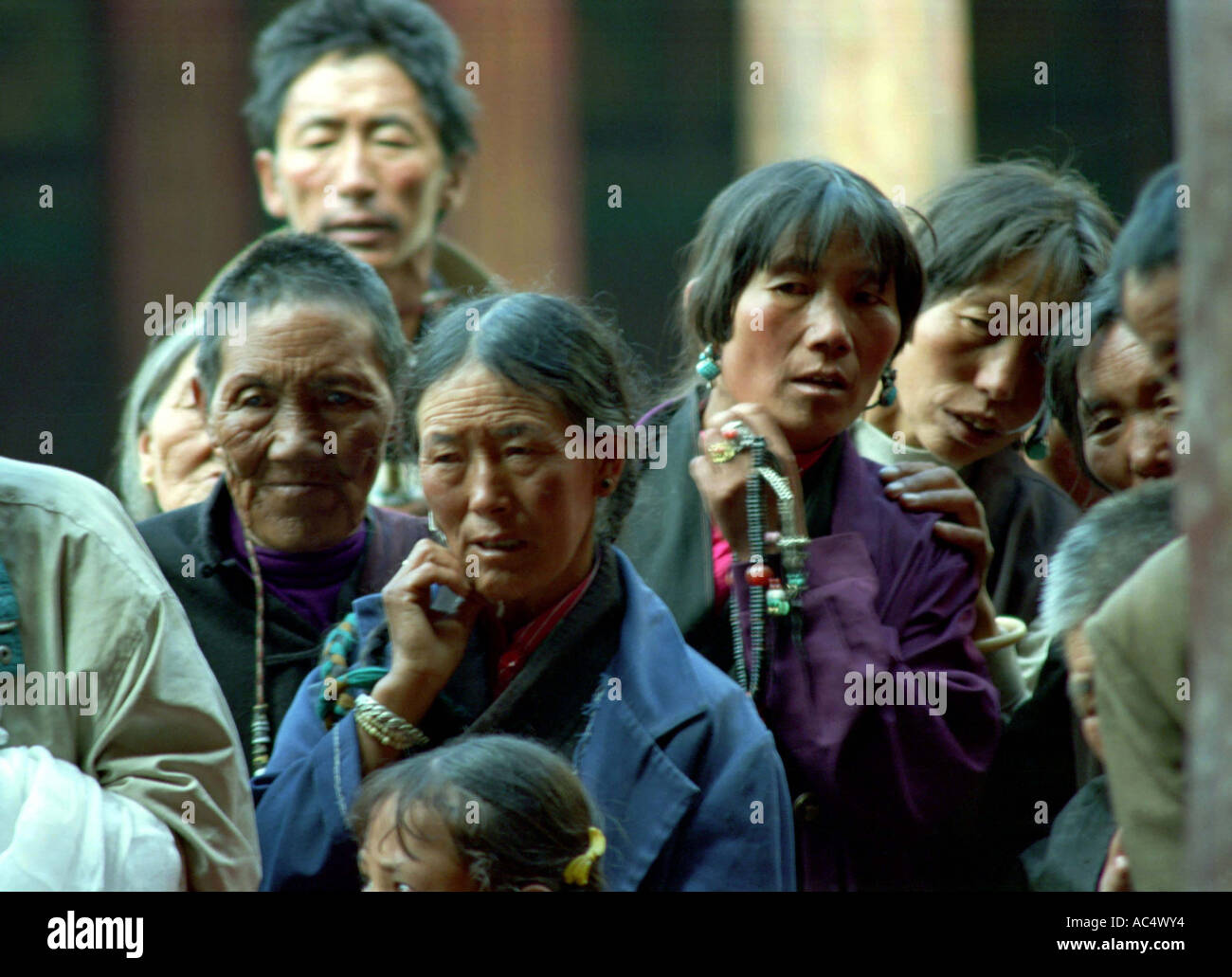 Menschen am Jokhang Tempel Lhasa Tibet Stockfoto