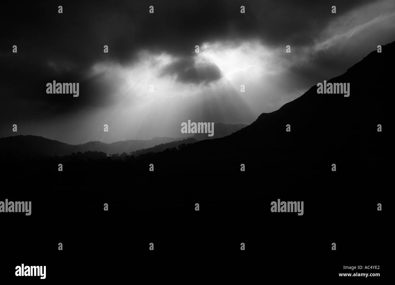 Gottes Licht durch Wolken See, Bezirk, National, Park, England, UK schwarz / weiß Stockfoto