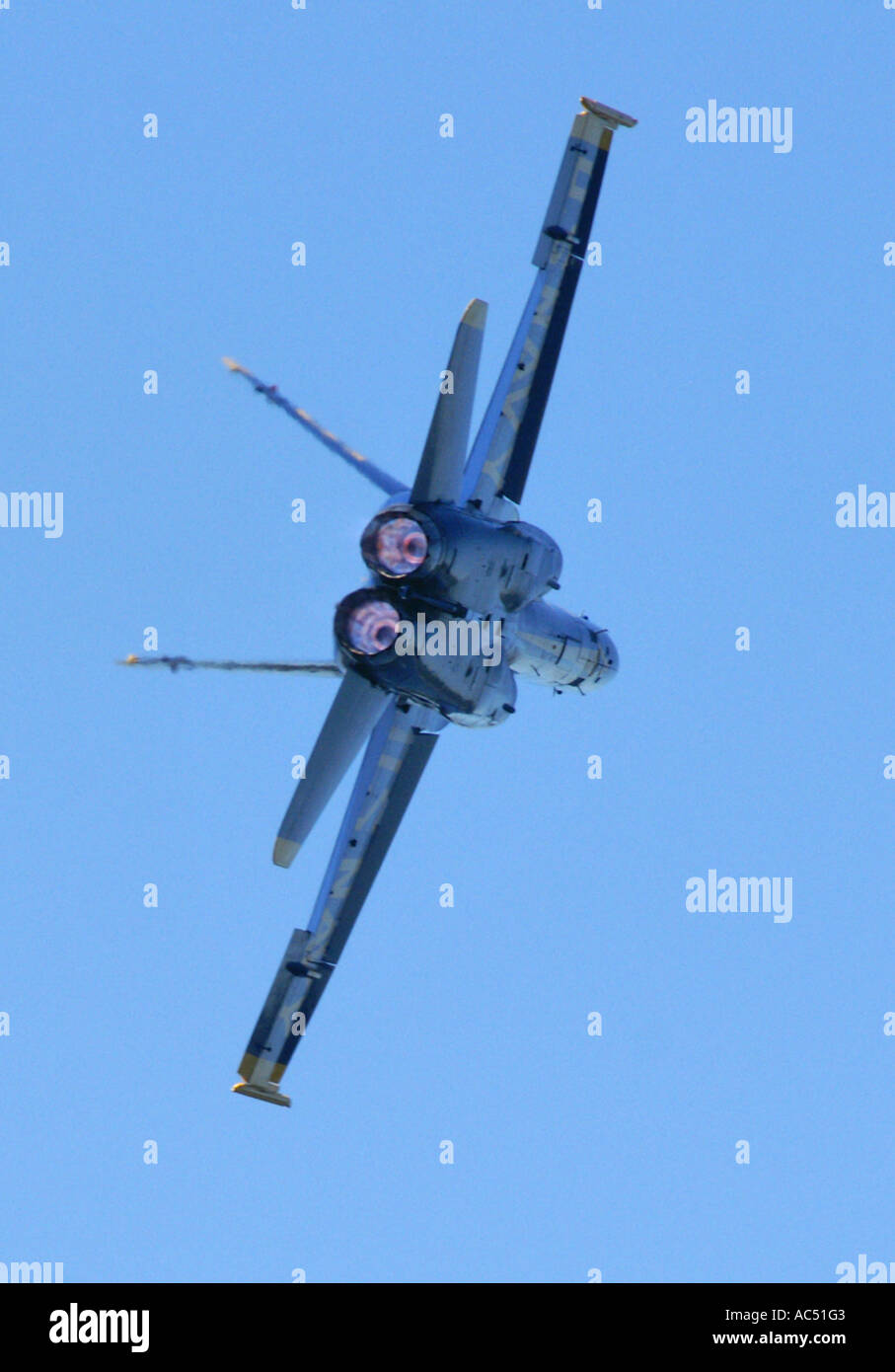 FA-18 USNavy blau Winkel mit Nachbrenner Stockfoto