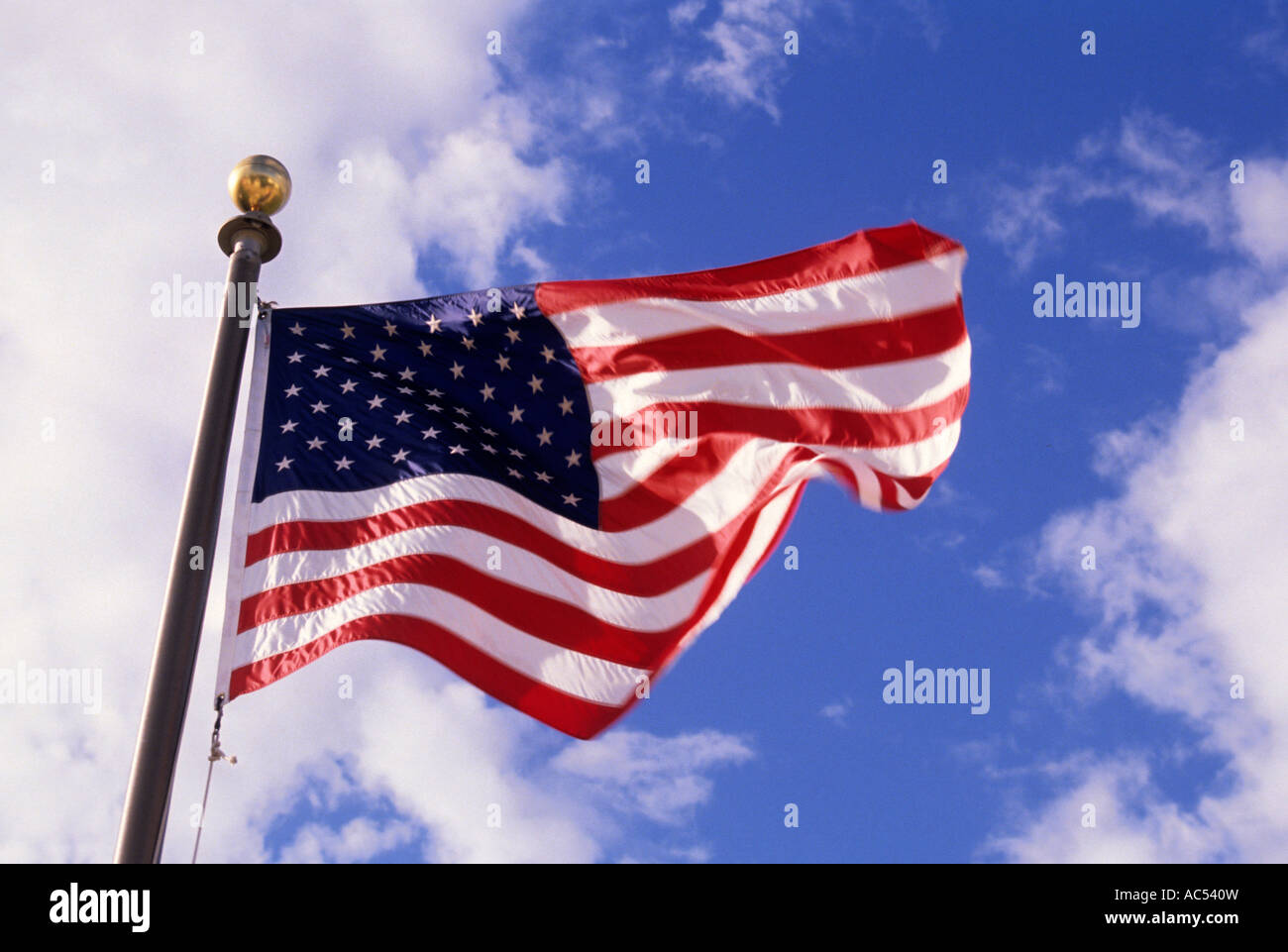 AMERIKANISCHE FLAGGE, WOLKEN UND BLAUER HIMMEL. Stockfoto