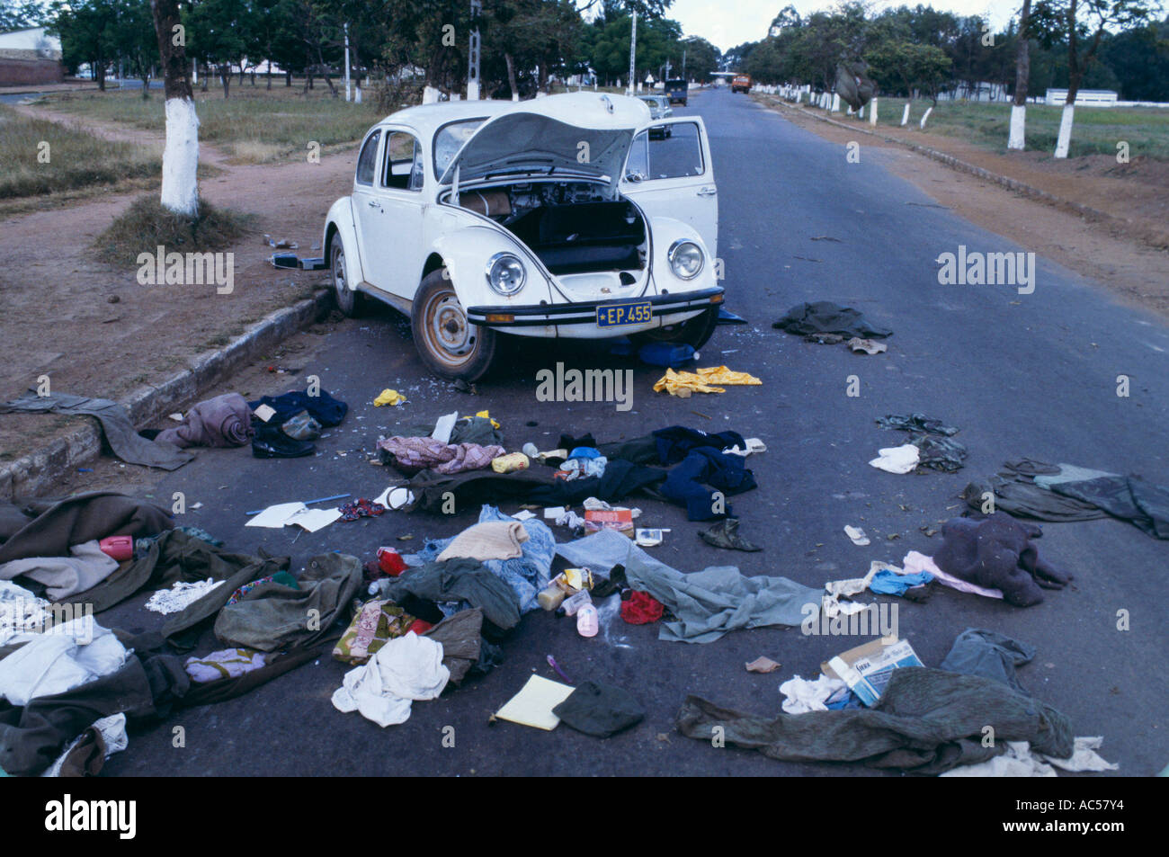 KOLWEZI ZAIRE Kongo 1978 Kleidung verstreut nach Auto geplündert und die Insassen erschossen Aufstand von Rebellen, Diebstahl Stockfoto