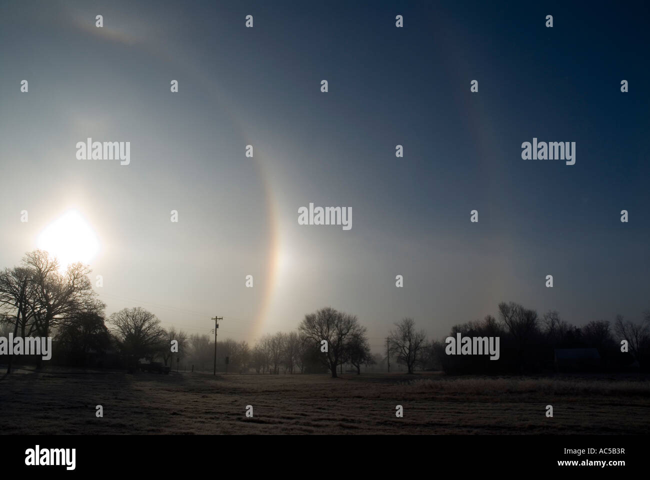 Sun Dog, wissenschaftlicher Name, Parhelion, ein Wetterphänomen aus Eiskristallen, erhellt den Morgenhimmel. Oklahoma, USA. Stockfoto