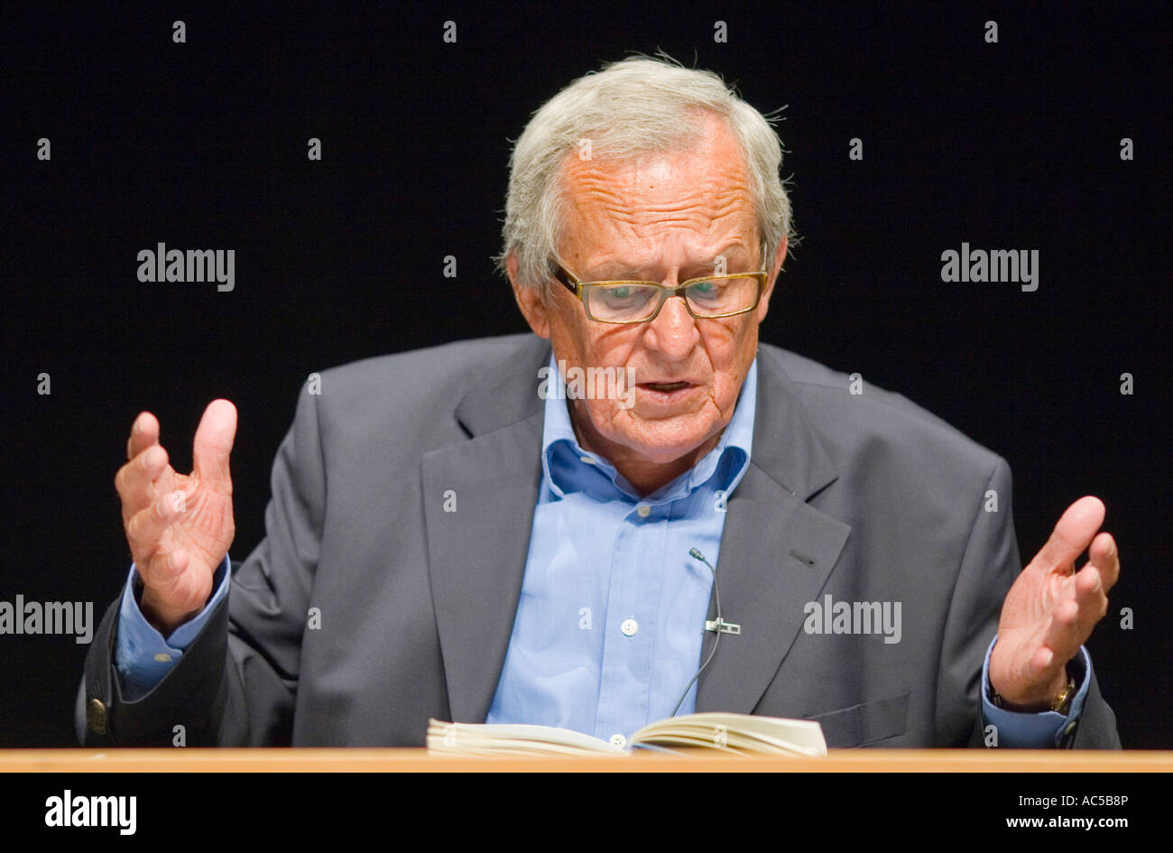 Renommierte deutsche Kabarettist Dieter Hildebrandt, 80 Jahre, gerade seine letzte Präsentation durchführen Stockfoto