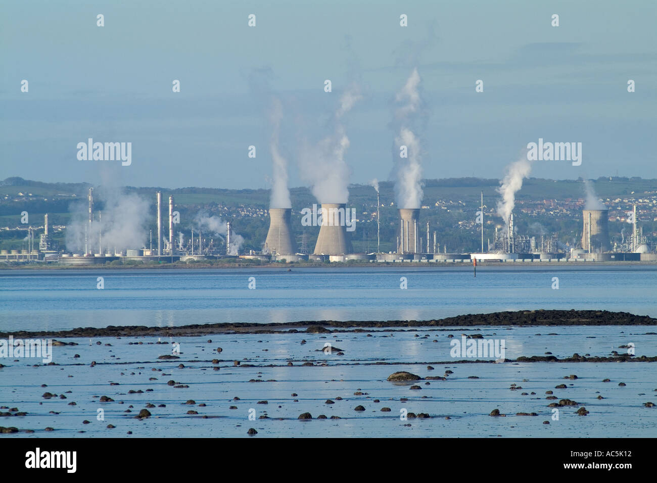 dh BP Petrochemische Raffinerie GRANGEMOUTH STIRLINGSHIRE Oil Smokestack Emission Chemicals plant uk ineos Chemical plant Coast Stockfoto