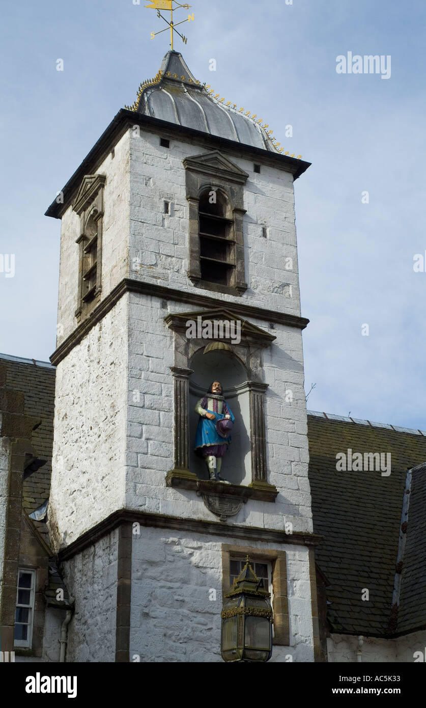 dh-STIRLING STIRLINGSHIRE John Cowanes Hospital-Statue und Turm Stockfoto